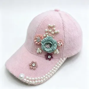 Schicke rosa Plüsch-Baseballcap mit eleganten Stoffblumen, funkelnden Strasssteinen und Perlen.