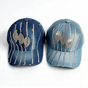 Vista detallada de la gorra de béisbol de mezclilla con diamantes de imitación para viajes.