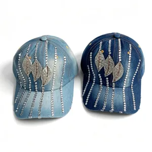 Primer plano de gorras de béisbol de mezclilla con hojas de diamantes de imitación.