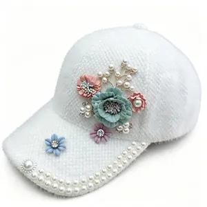 Nahaufnahme der weißen Plüsch-Baseballcap mit Blumenapplikationen, Perlen und Strass.
