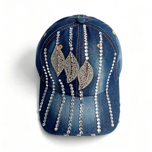 Detalle gorra de béisbol de mezclilla con diamantes, hoja brillante, moda casual.