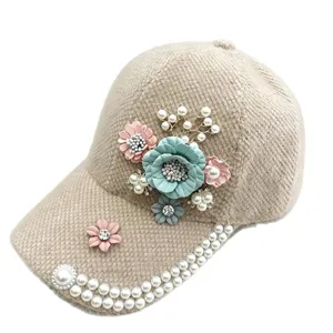 Damen Winter warme Plüsch Baseballkappe mit Perlen und Blumen Strass Dekoration Hauptansicht