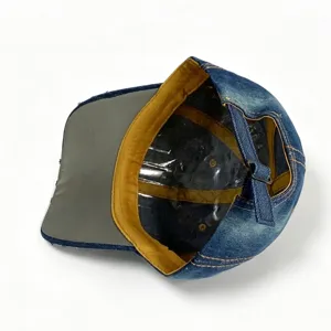 Vista detallada del interior y la correa ajustable de una gorra de béisbol clásica de denim.