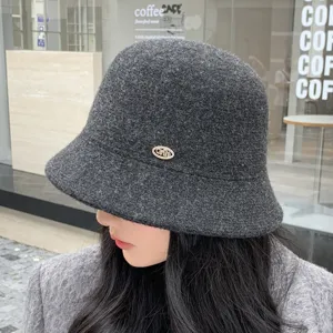 Detalle de sombrero de cubo de mezcla de lana gris, gorro de invierno cálido.