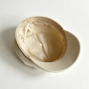 Berretto newsboy beige da donna elegante cappello piatto vista dettaglio interno
