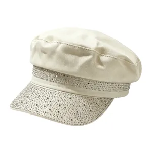 Elegante cappello militare da donna con strass, berretto beige brillante e alla moda.