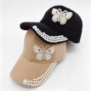 Détail casquette baseball en fourrure strass papillon, bonnet chaud femme.