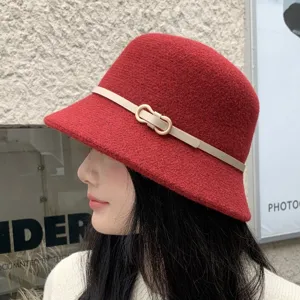 Franse vintage wollen viltemmerhoed voor dames, elegante rode hoed met metalen gespriem.