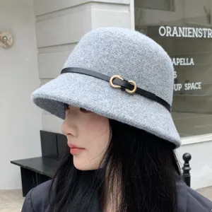 Franse vintage wollen vilt hoed voor dames, elegante grijze vissershoed met lederen band.