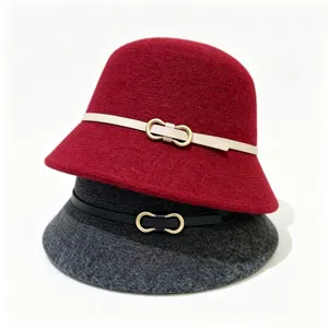 Gedetailleerd overzicht van wollen vilt emmerhoed met riemgesp, winter accessoire.