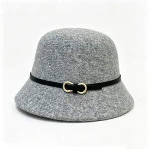 Gedetailleerd overzicht van de grijze wollen bucket hat met zwarte lederen riem en gesp.