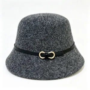 Donkergrijze wollen bucket hat detail met zwarte lederen band en elegante metalen gesp.