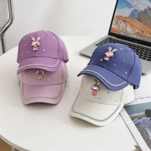 Details van schattige kinderhonkbalpet met strass konijn en sprankelende stenen voor meisjes.