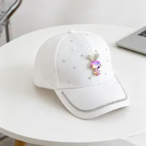 Witte honkbalpet met kristallen strass en schattig konijnornament voor casual buitenkleding.