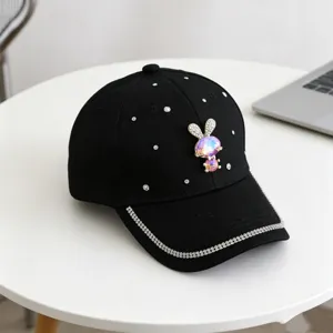 Leuke strass konijn honkbalpet met glinsterende kristallen, stijlvolle zwarte zonnehoed.