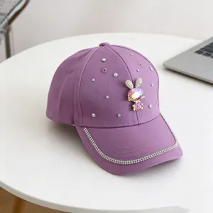 Paarse kinderhonkbalpet met sprankelende strass-steentjes en schattige konijnenhanger.