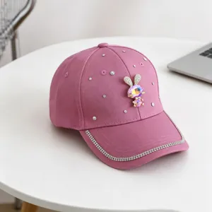 Gedetailleerd overzicht van roze strass konijn honkbalpet, sprankelend kristallen randontwerp.