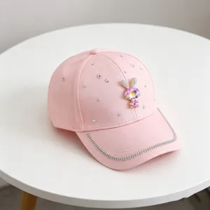 Leuke roze strass baseballpet met een sprankelend kristallen konijn detail op de voorkant.