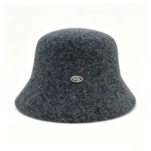 Detalle de sombrero de cubo de mezcla de lana gris oscuro, gorro de invierno suave y calido.