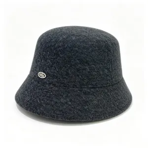 Sombrero de pescador de mezcla de lana gris oscuro con placa de metal para otoño.