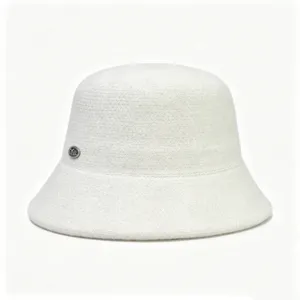 Primer plano detallado del sombrero de pescador blanco de mezcla de lana con logo.