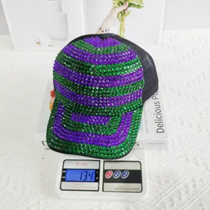 Detailweergave strass-honbalpet, groen en paars sprankelend kristalpatroon op zwart mesh materiaal.