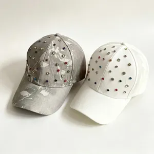 Stijlvolle honkbalpet met strass-steentjes en gebogen klep voor buitenzonbescherming.