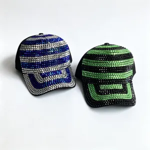 Strass honkbalpet detail, glinsterende kristal pet, chique casual zonnehoed dames.