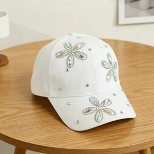 Leuke witte honkbalpet versierd met sprankelende iriserende strass bloemenpatronen.