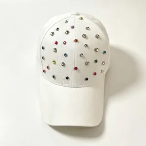 Stijlvolle witte baseballcap met glinsterende gekleurde strass stenen en gebogen klep.