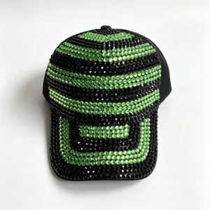 Zwarte en groene honkbalpet versierd met strass stenen voor dames, stijlvolle zonnehoed detail.