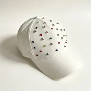 Gedetailleerd overzicht van een witte strass honkbalpet, modieuze zomer zonnehoed.