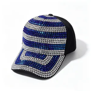 Detailopname van de luxe strass honkbalpet met sprankelende blauwe en zilveren kristalstrepen.