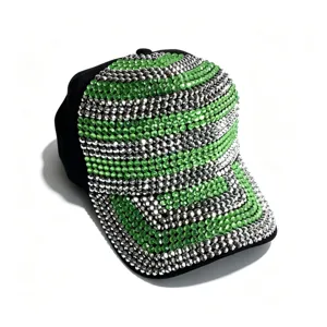 Detail honkbalpet met groene en zilveren strass, stijlvolle bling zonnehoed voor vrouwen.
