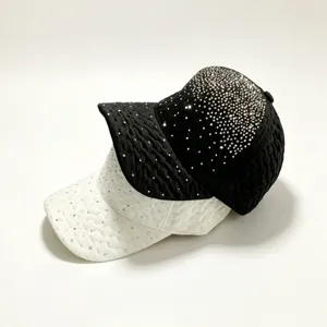 Vue détaillée de casquettes de baseball étincelantes en noir et blanc avec texture matelassée.