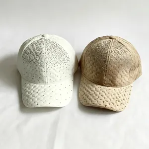 Gros-plan sur des casquettes matelassées d'hiver ornées de strass étincelants en deux coloris.