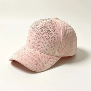 Gros plan sur la casquette de baseball matelassée en velours rose avec des strass.