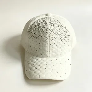 Vue détaillée de la casquette de baseball blanche en strass avec texture matelassée chic.
