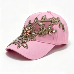 Berretto da baseball rosa con squisita ricamo oro e dettagli di fiori in strass lucidi.