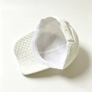 Détail de casquette de baseball blanche montrant la structure intérieure et l'ajustement.