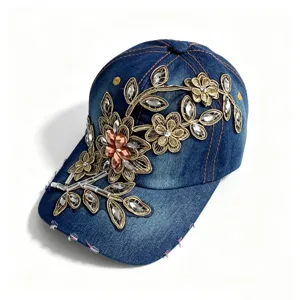 Dettaglio di un cappellino da baseball in denim alla moda con ricamo dorato e strass scintillanti.