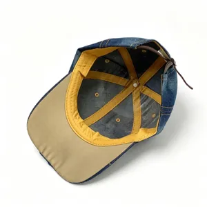 Vista dettagliata della fodera interna e del cinturino regolabile di un cappellino in denim.