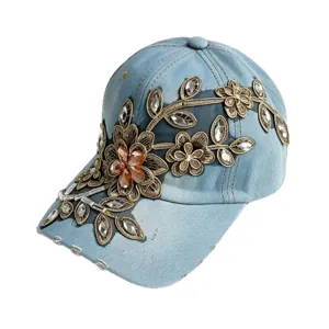 Cappello da baseball in denim con strass, ricamo floreale dorato, cappellino da sole casual chic.