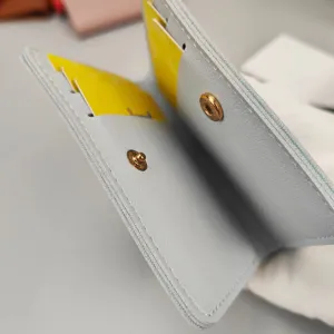 Detailansicht der hellblauen kurzen Geldbörse mit inneren Kartenfächern und Druckknopfverschluss.