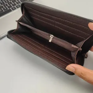 Portafoglio lungo da uomo con fessure per carte e tasca portamonete con zip marrone.
