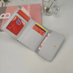 Minimalistisches kurzes Damenportemonnaie mit vielen Fächern und Druckknopftasche für den Alltag.