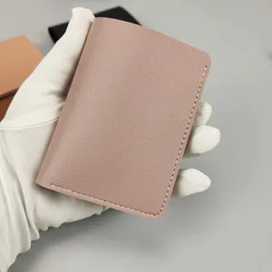 Minimalistisches Lederkartenetui für Damen, schmale Geldbörse mit vielen Fächern, chic.