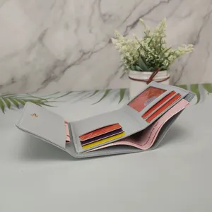 Minimalistische graue Damen Kurzbrieftasche Detail mit Fächern und Kartensteckplätzen.