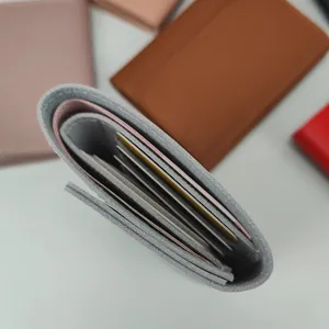 Nahaufnahme des mehrschichtigen Kartenfach-Innenraums eines minimalistischen grauen Geldbeutels.