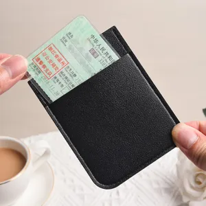 Schwarzes Leder Kartenetui Detail, schmale Hülle Tasche für Führerschein und Ausweise.